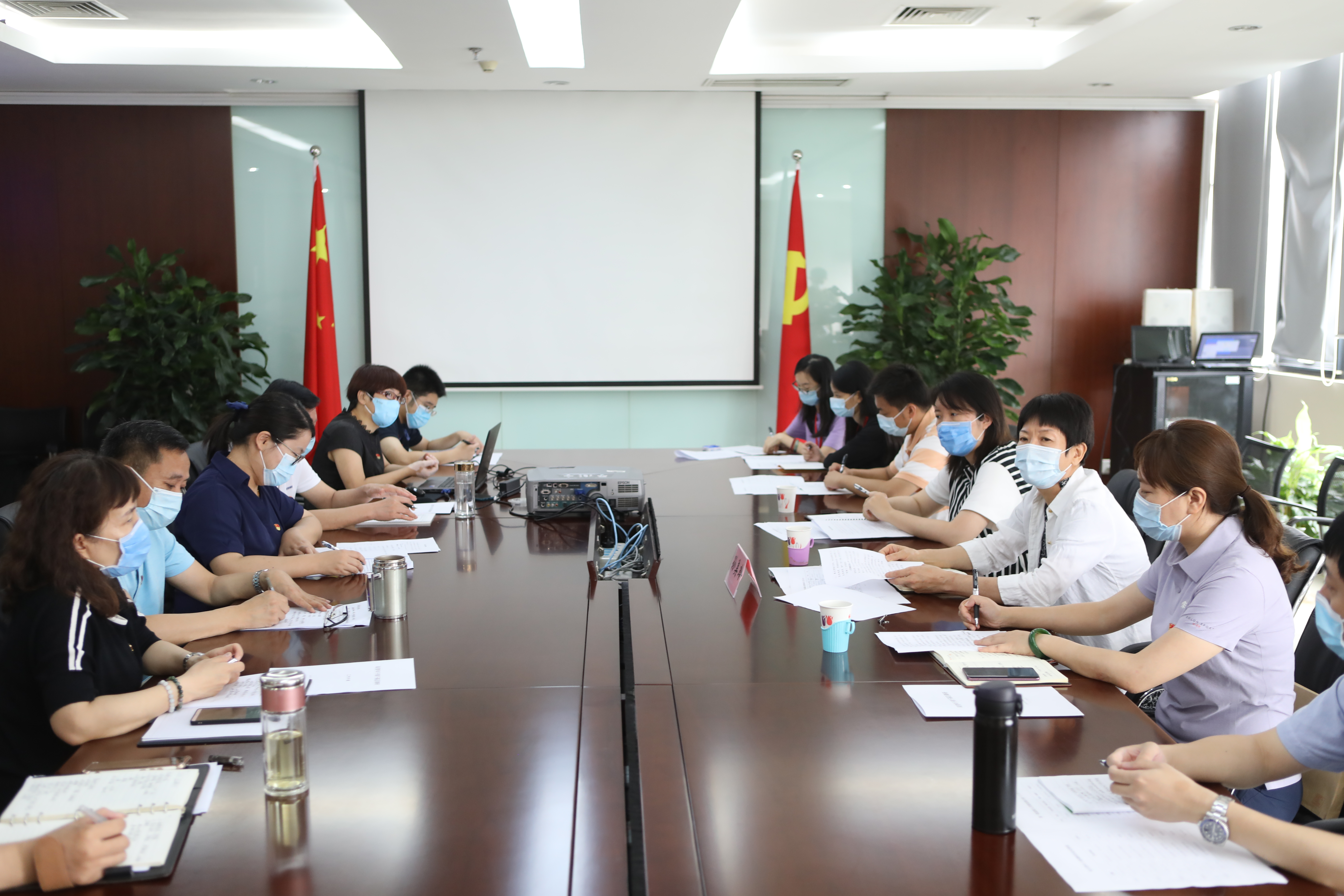 近日，市人力资源社会保障局启动“首批优秀青年干部到电话咨询中心锻炼”活动，选派青年干部值守12333服务热线“走流程”。1.JPG