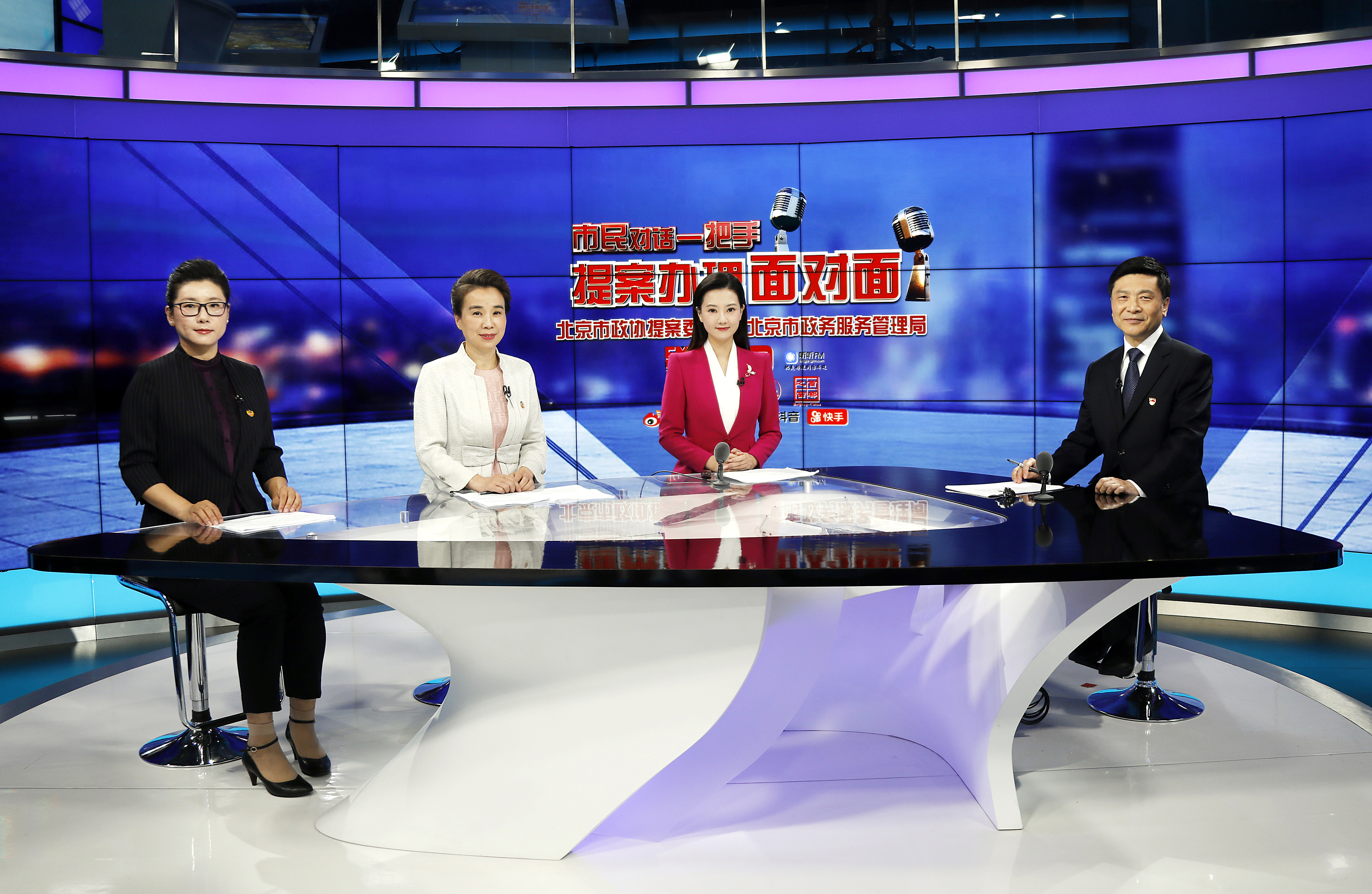 昨天，北京市人力资源和社会保障局党组书记、局长徐熙（右）做客“市民对话一把手·提案办理面对面”直播访谈节目，以“稳就业、保民生、精准帮扶中小微企业”为主题，与市政协委员沟通对话。.jpg