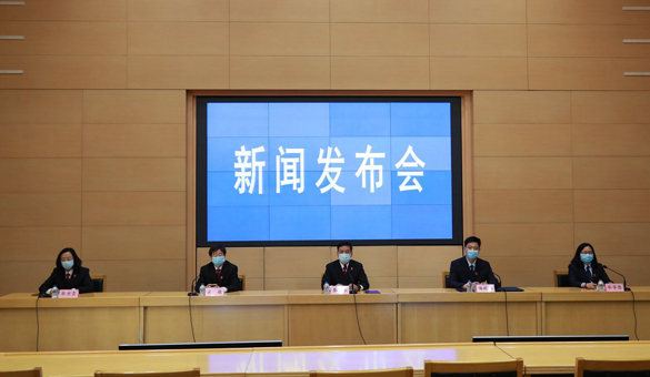 4月29日，北京市高级人民法院与北京市劳动人事争议仲裁委员会召开新闻发布会，联合发布《关于审理新型冠状病毒感染肺炎疫情防控期间劳动争议案件法律适用问题的解答》。.jpg