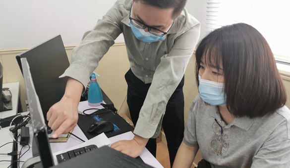 图为某企业正在进行网络培训。.jpg