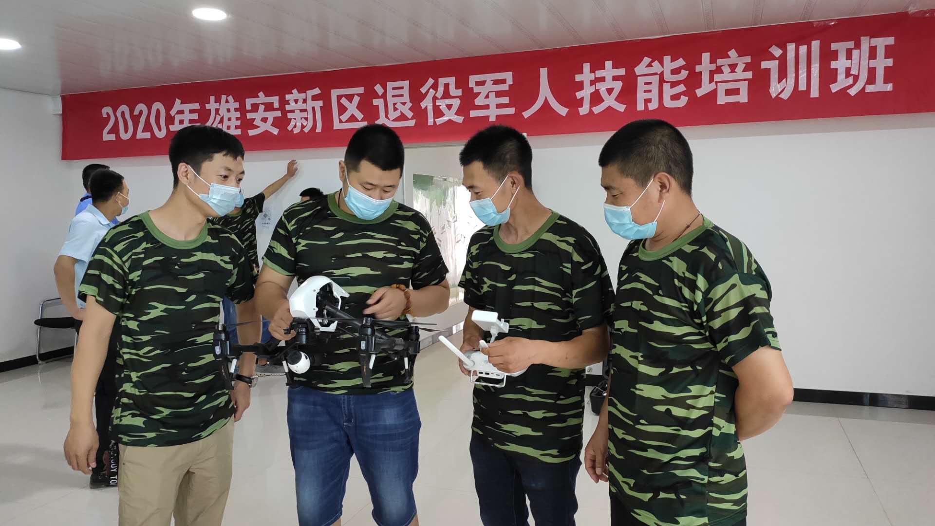 近日，市人力资源社会保障局与河北雄安新区公共服务局联合主办的，2020年首期“北京优质职业技能培训资源支持雄安新区”退役军人培训项目——无人机驾驶员技能培训班开班(2).jpg