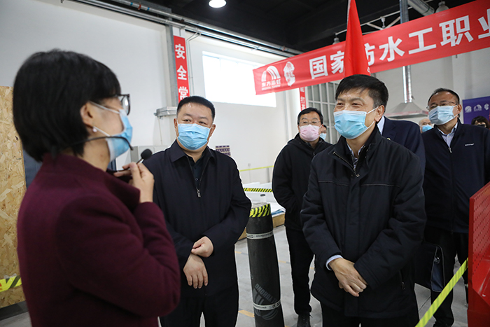 3月30日，市人力资源社会保障局局长徐熙到北京东方雨虹防水技术股份有限公司调研企业职工参加线上技能培训工作。.jpg
