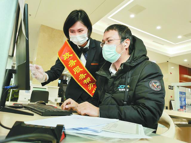 “一窗通办”催生新职业，559名综合窗口行政办事员持证上岗